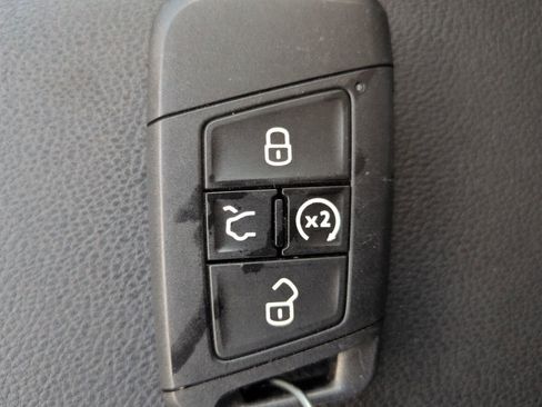 Used 2024 Volkswagen Taos SE w/ Panoramic Sunroof Package FWD image 31
