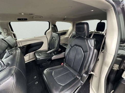 Used 2019 Chrysler Pacifica Touring-L FWD image 15