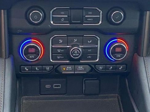 Used 2022 Chevrolet Suburban High Country image 11