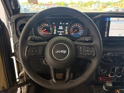 Used 2025 Jeep Gladiator Rubicon AWD/4WD image 2