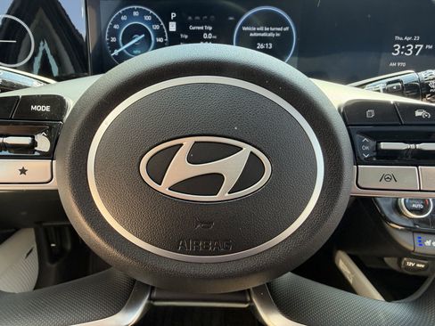 Certified 2025 Hyundai Elantra Limited FWD image 30