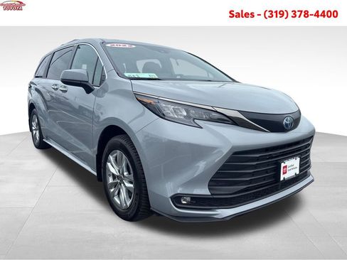 Certified 2022 Toyota Sienna XLE Woodland Edition AWD/4WD image 10