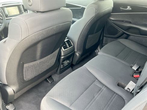 Used 2020 Kia Sorento LX image 19