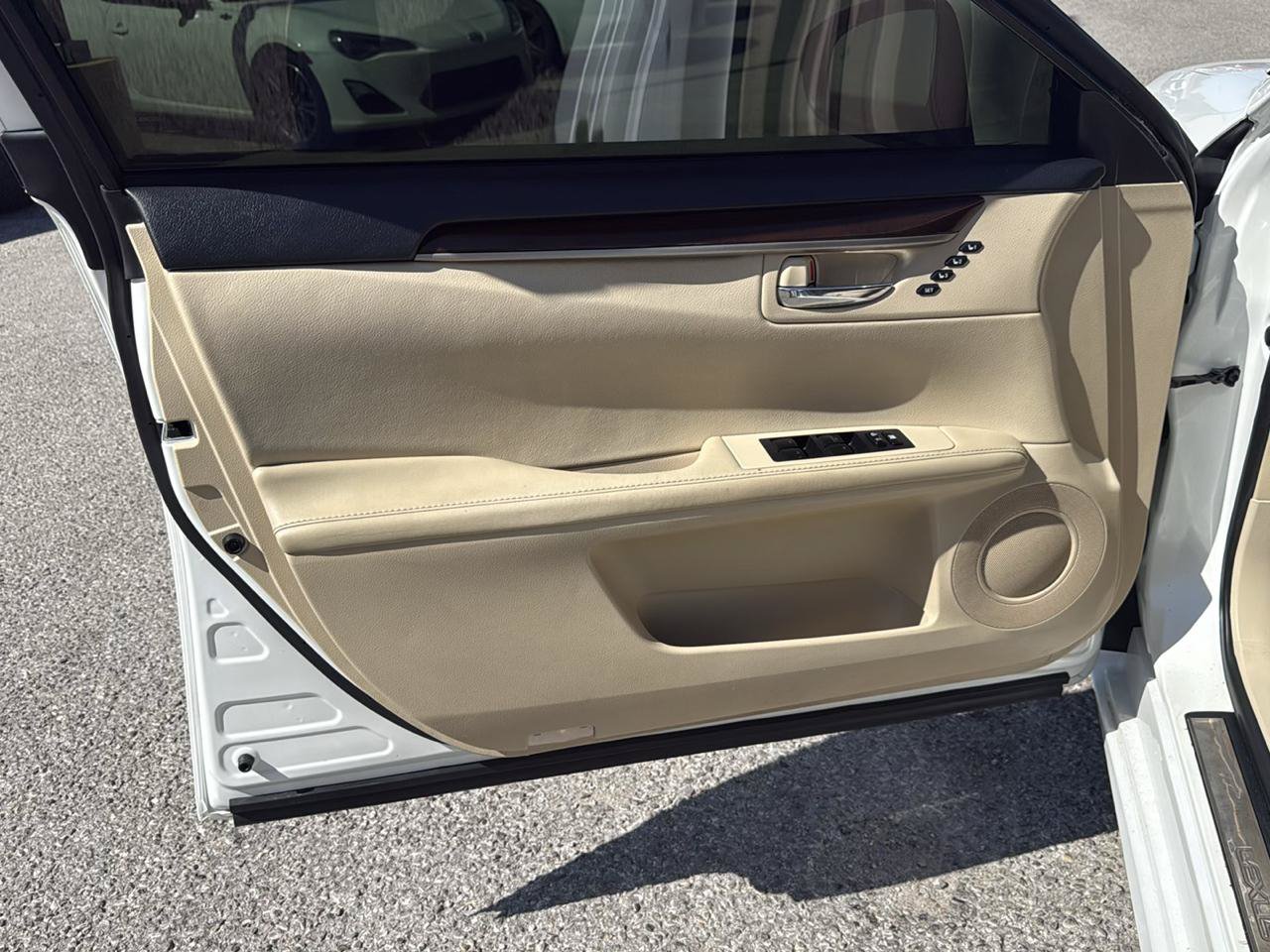 Used 2015 Lexus ES 350 w/ Luxury Package FWD image 12