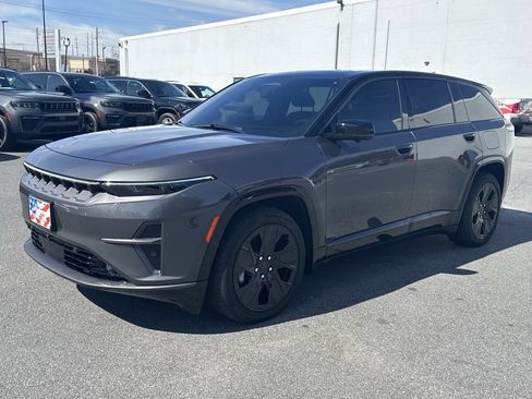 Used 2025 Jeep Wagoneer S Launch Edition image 8