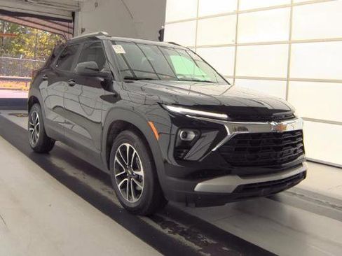 Used 2025 Chevrolet TrailBlazer LT AWD/4WD image 2