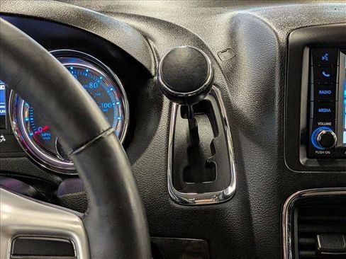 Used 2016 Chrysler Town & Country Touring w/ Driver Convenience Group FWD image 17