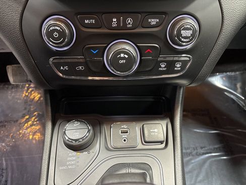 Used 2019 Jeep Cherokee Latitude Plus w/ Cold Weather Group image 21