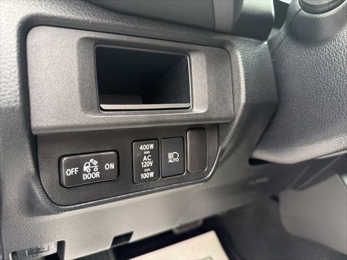 Used 2018 Toyota Tacoma TRD Sport image 19