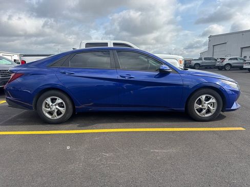 Used 2022 Hyundai Elantra SE FWD image 4