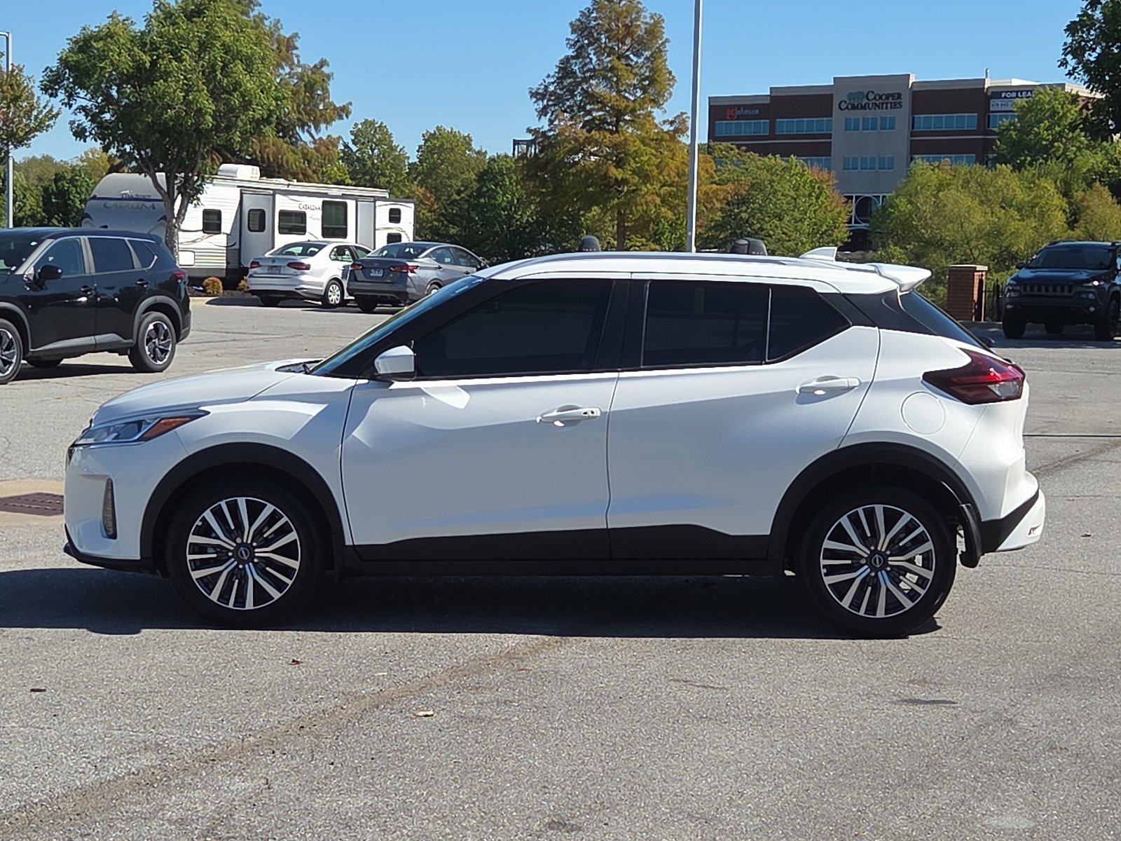Used 2023 Nissan Kicks SV w/ Interior Electronics Package FWD image 3
