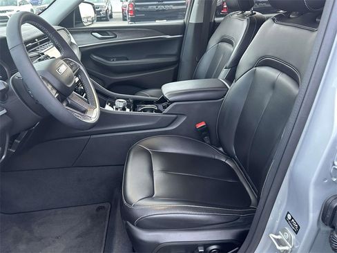 Used 2023 Jeep Grand Cherokee Limited image 18