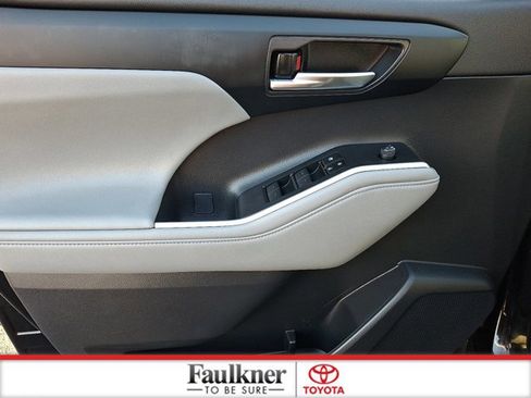 Certified 2023 Toyota Highlander L image 12