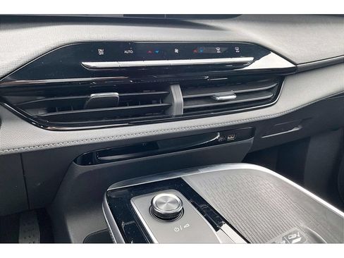 Used 2025 Buick Enclave Preferred AWD/4WD image 15