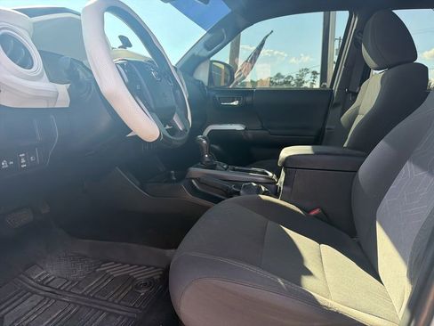 Used 2018 Toyota Tacoma TRD Off-Road AWD/4WD image 9