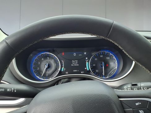 Used 2023 Chrysler Pacifica Touring-L FWD image 10