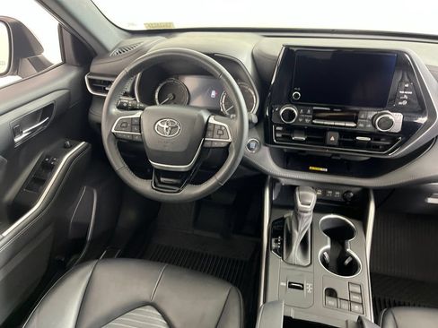 Used 2023 Toyota Highlander XSE FWD image 2