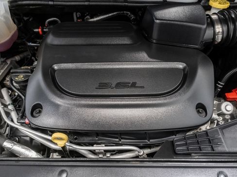 Certified 2024 Chrysler Pacifica Touring-L FWD image 4