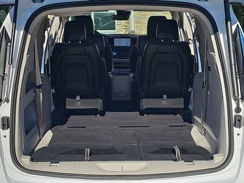Used 2024 Chrysler Pacifica Touring-L image 13