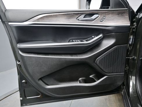 Used 2023 Jeep Grand Cherokee L Limited image 9