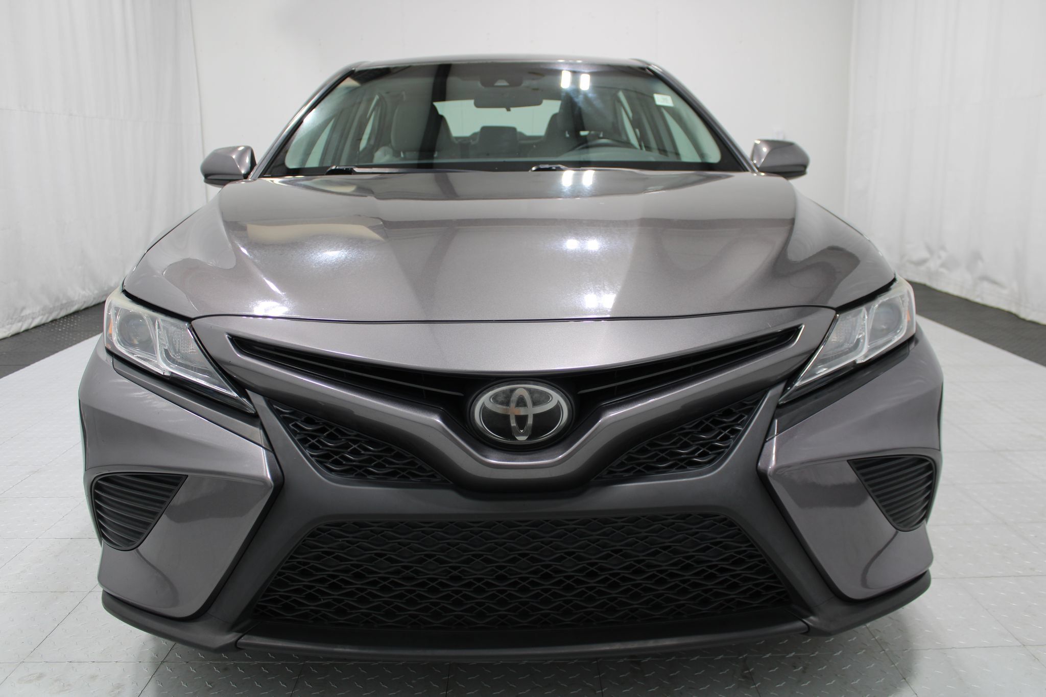 Used 2018 Toyota Camry SE FWD image 3