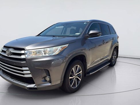 Used 2017 Toyota Highlander XLE FWD image 1