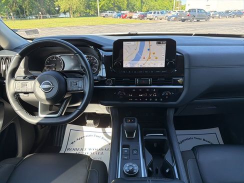 Used 2024 Nissan Pathfinder SL AWD/4WD image 16