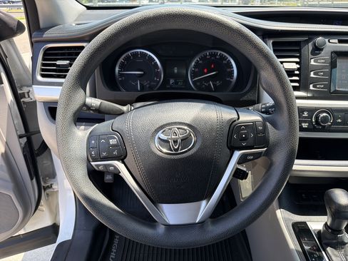 Used 2016 Toyota Highlander Plus FWD image 18