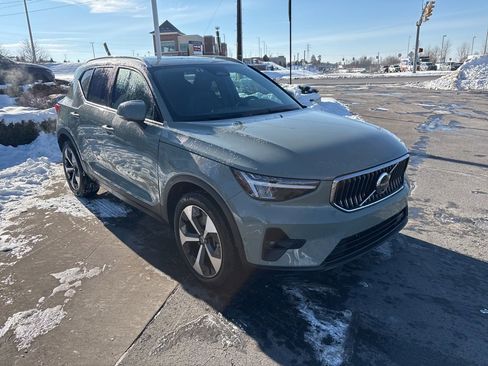 Certified 2025 Volvo XC40 B5 Plus image 3