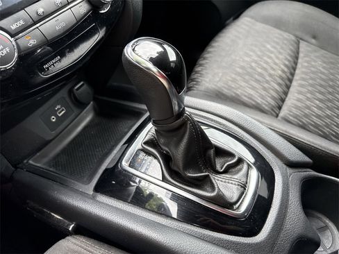 Used 2018 Nissan Rogue SV image 16