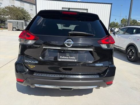 Used 2019 Nissan Rogue S w/ Special Edition Package FWD image 4