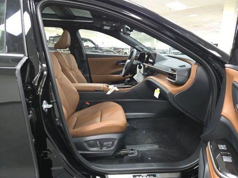 New 2025 Toyota Crown Signia image 8