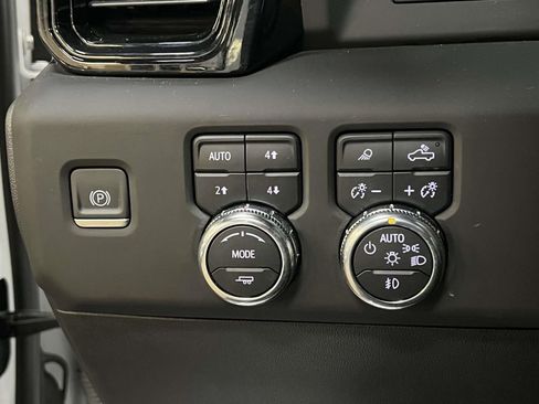 Used 2023 GMC Sierra 1500 AT4 w/ AT4 Preferred Package AWD/4WD image 23