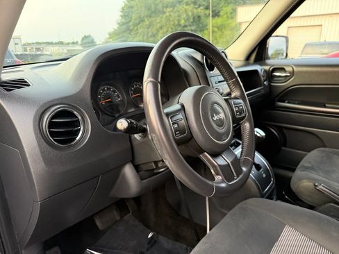 Used 2017 Jeep Patriot Latitude AWD/4WD image 17