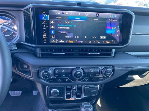 Used 2025 Jeep Wrangler Unlimited Sahara AWD/4WD image 11
