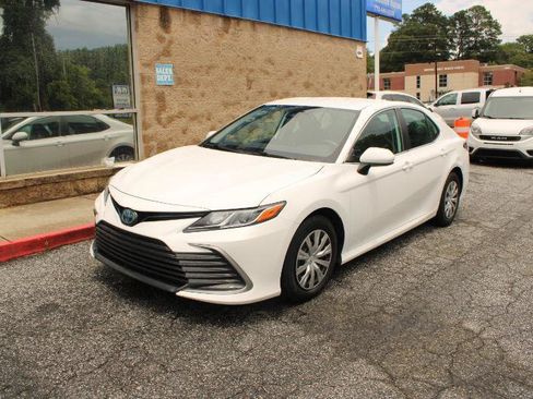 Used 2022 Toyota Camry LE FWD image 3