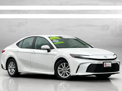 Used 2025 Toyota Camry LE image 2