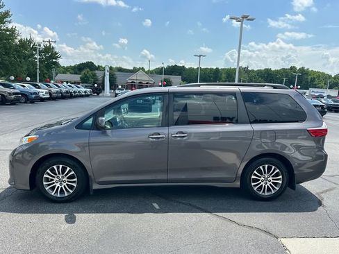 Used 2019 Toyota Sienna XLE w/ XLE Navigation Package FWD image 6