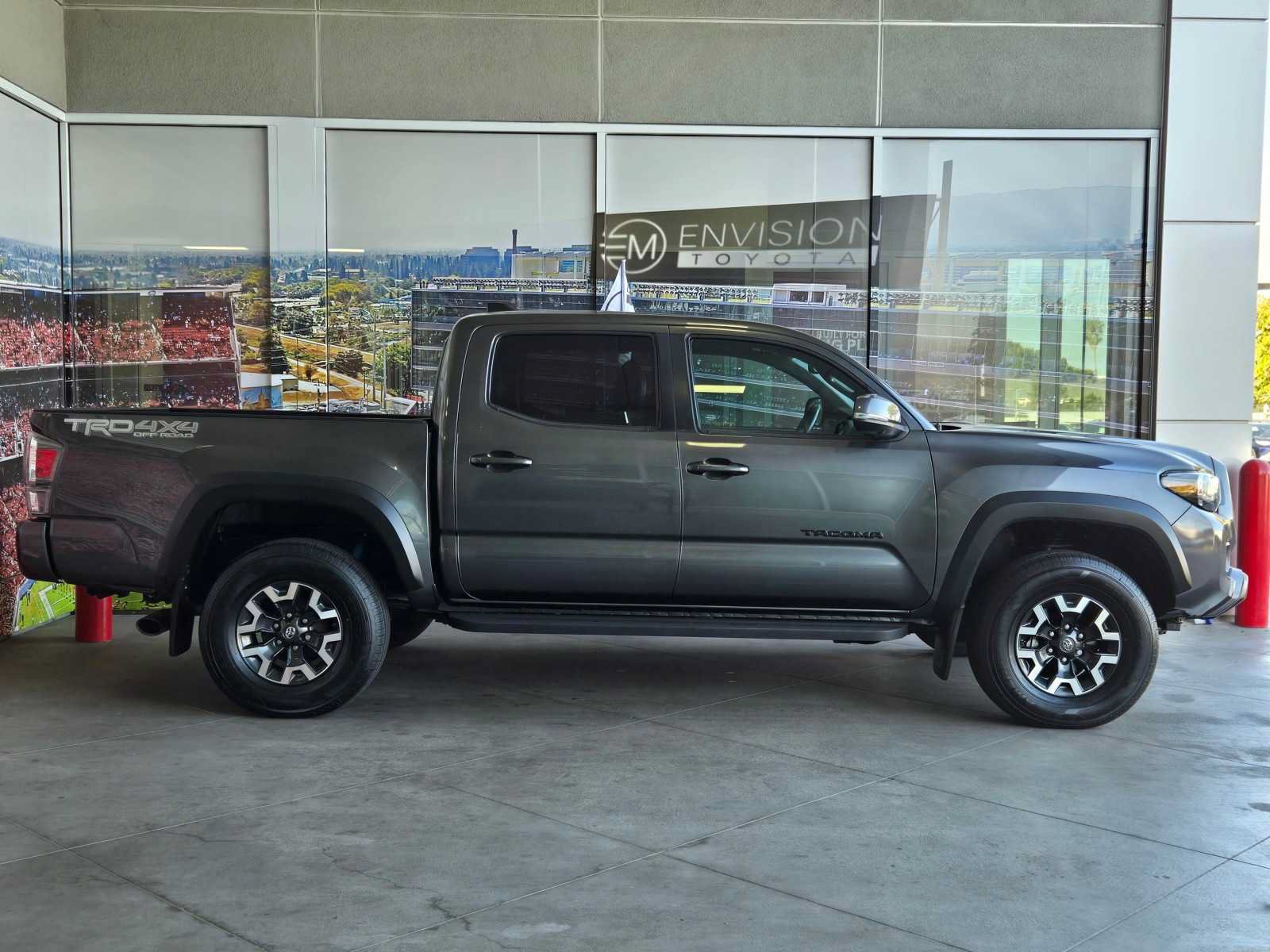 Certified 2020 Toyota Tacoma TRD Off-Road w/ TRD Premium Off Road Package AWD/4WD image 4