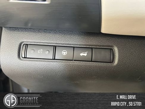 Used 2025 Nissan Pathfinder SL FWD image 30