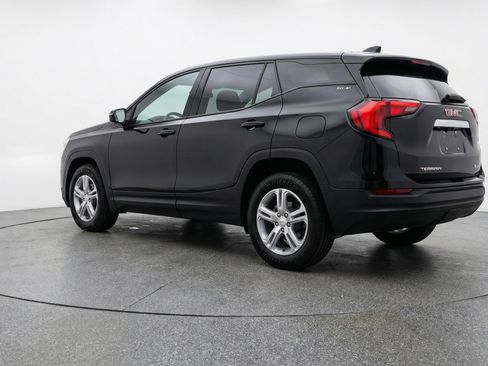 Used 2024 GMC Terrain SLE image 6