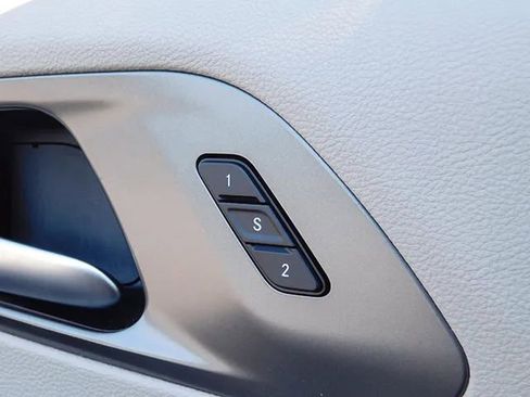 Used 2023 Chrysler Pacifica Touring-L image 19