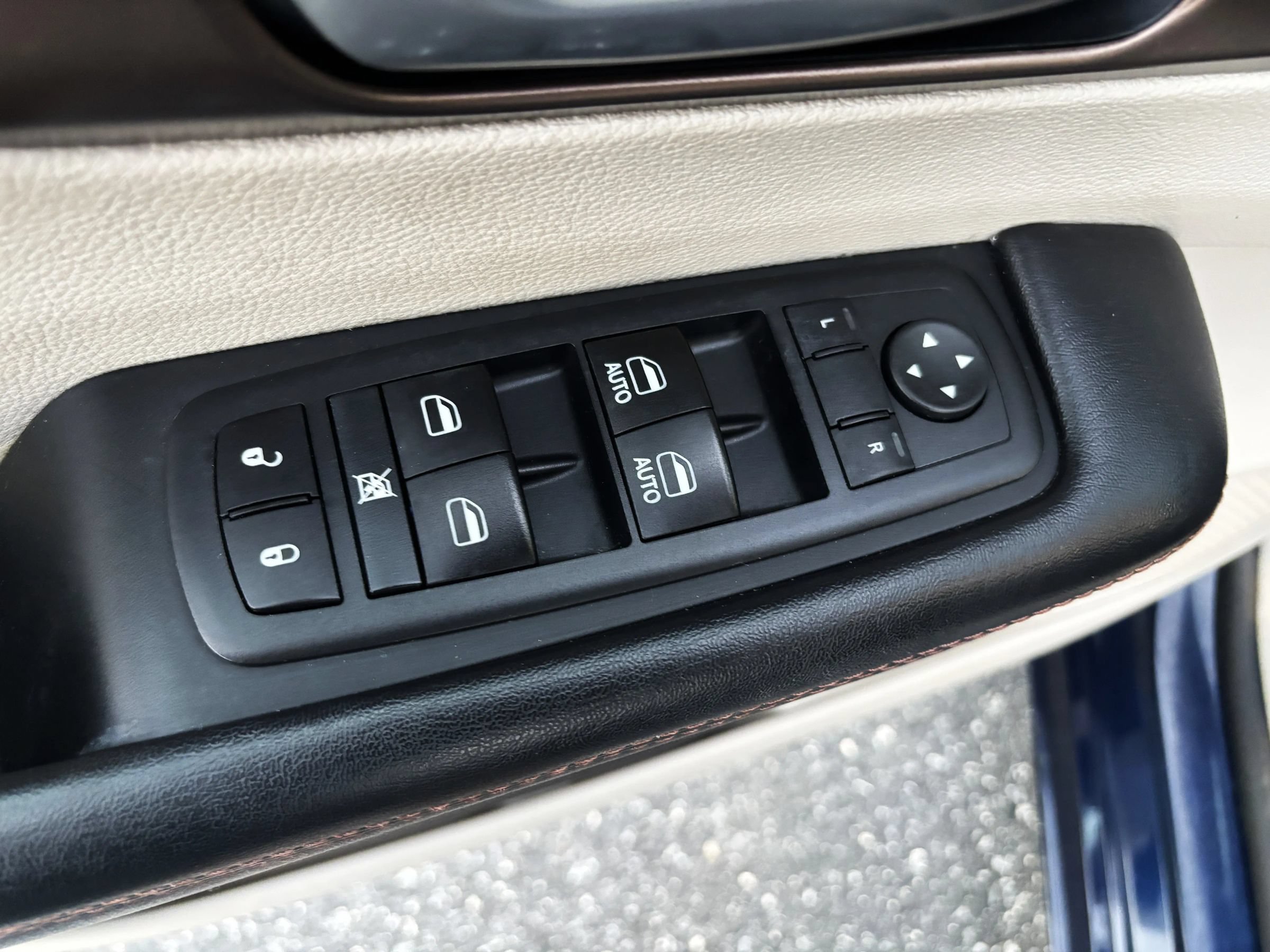 Used 2017 Chrysler Pacifica Touring FWD image 17