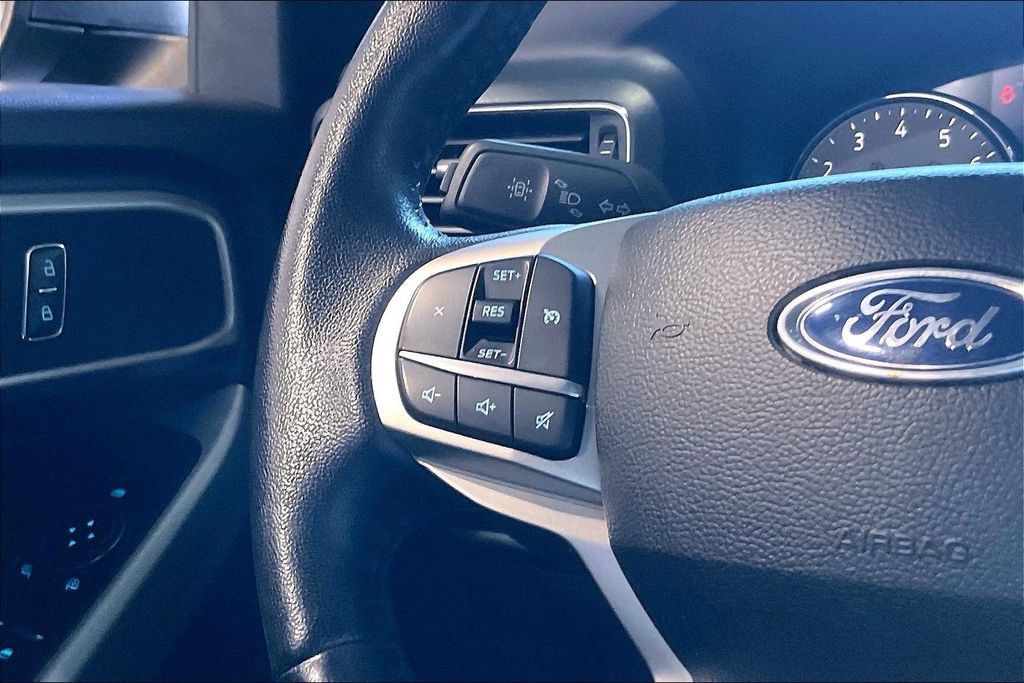 Used 2024 Ford Explorer XLT AWD/4WD image 8