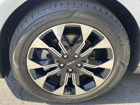 Used 2024 Kia Carnival EX image 8