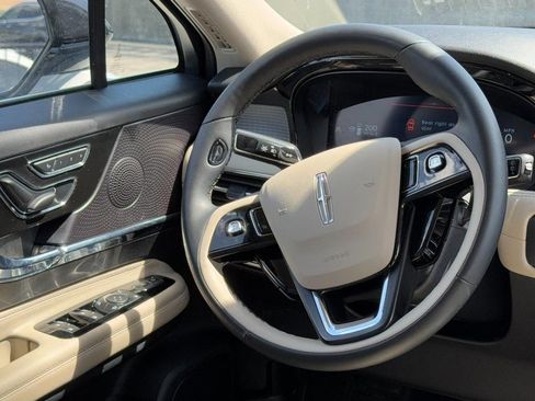 Used 2025 Lincoln Corsair FWD image 12