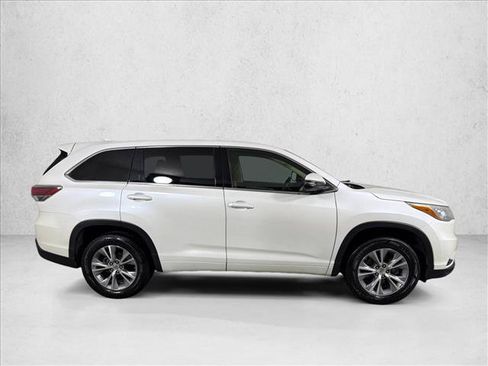 Used 2015 Toyota Highlander Plus FWD image 2
