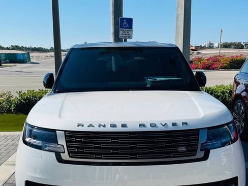 Used 2025 Land Rover Range Rover SE AWD/4WD image 3