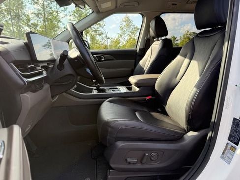 Used 2025 Kia Carnival FWD image 10