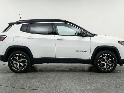 Used 2025 Jeep Compass Limited image 11